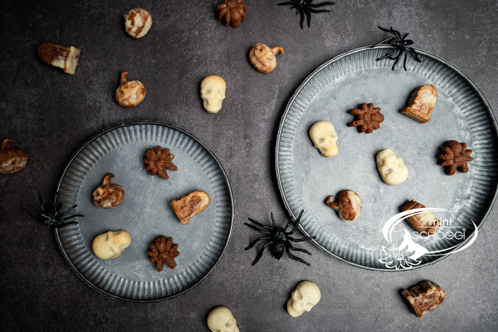 Spinnen, Totenköpfe und Kürbisse aus Mürbeteig von oben