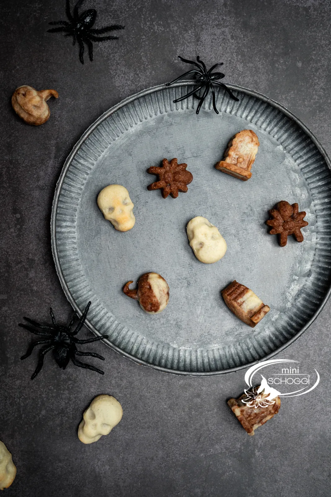Aufgeschnittenes Guetzli mit Beerenfüllung