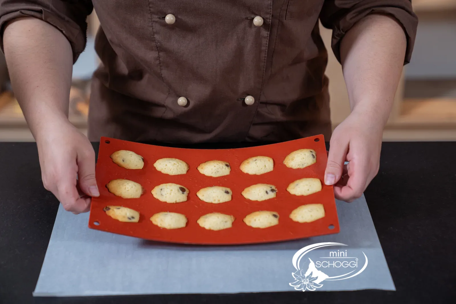 Gebackene Madeleines in der Silikonform