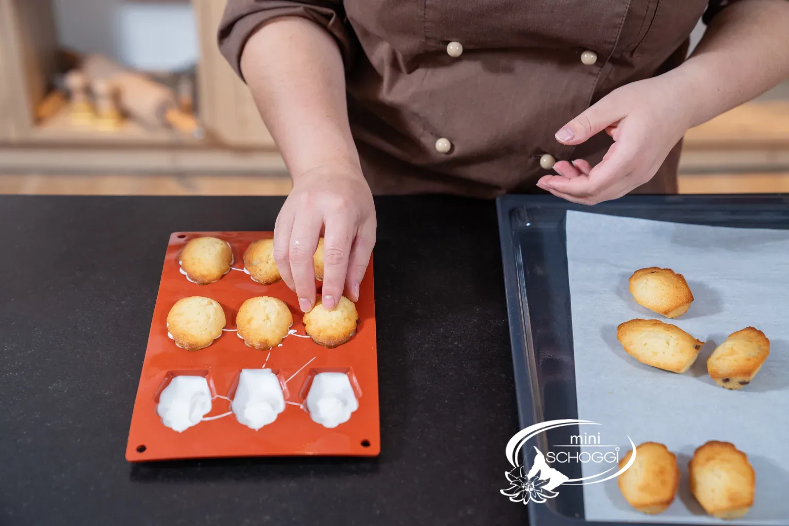 Madeleines in der Form mit Glasurmantel