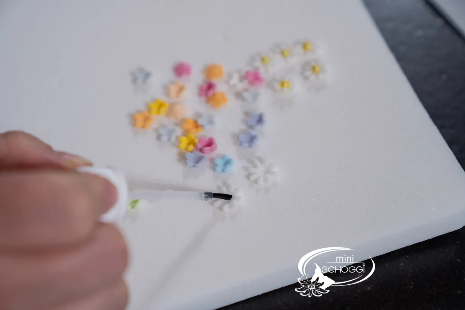 Zuckerblumen mit der Pinzette aufnehmen