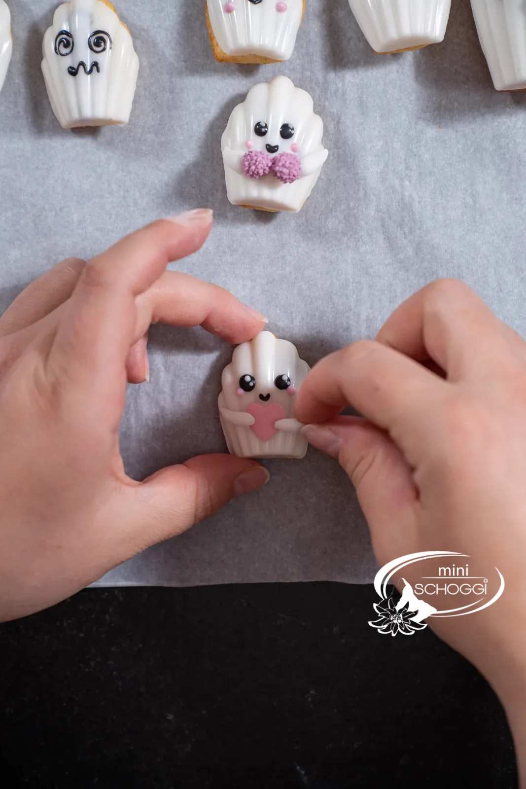 Fondant in den Silikonpräger drücken