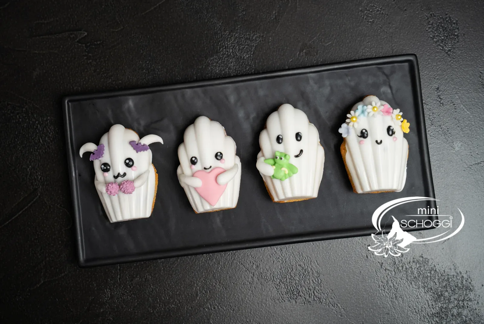 Vier Geister-Madeleines mit Hörnchen, Herz und Blumen