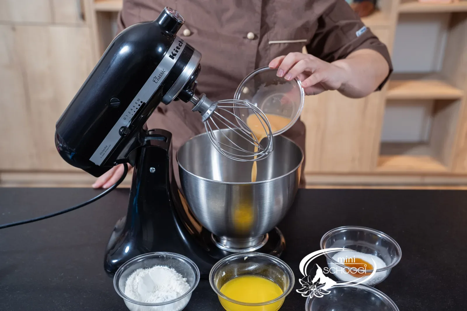 Ei und Zucker in der Küchenmaschine aufschlagen