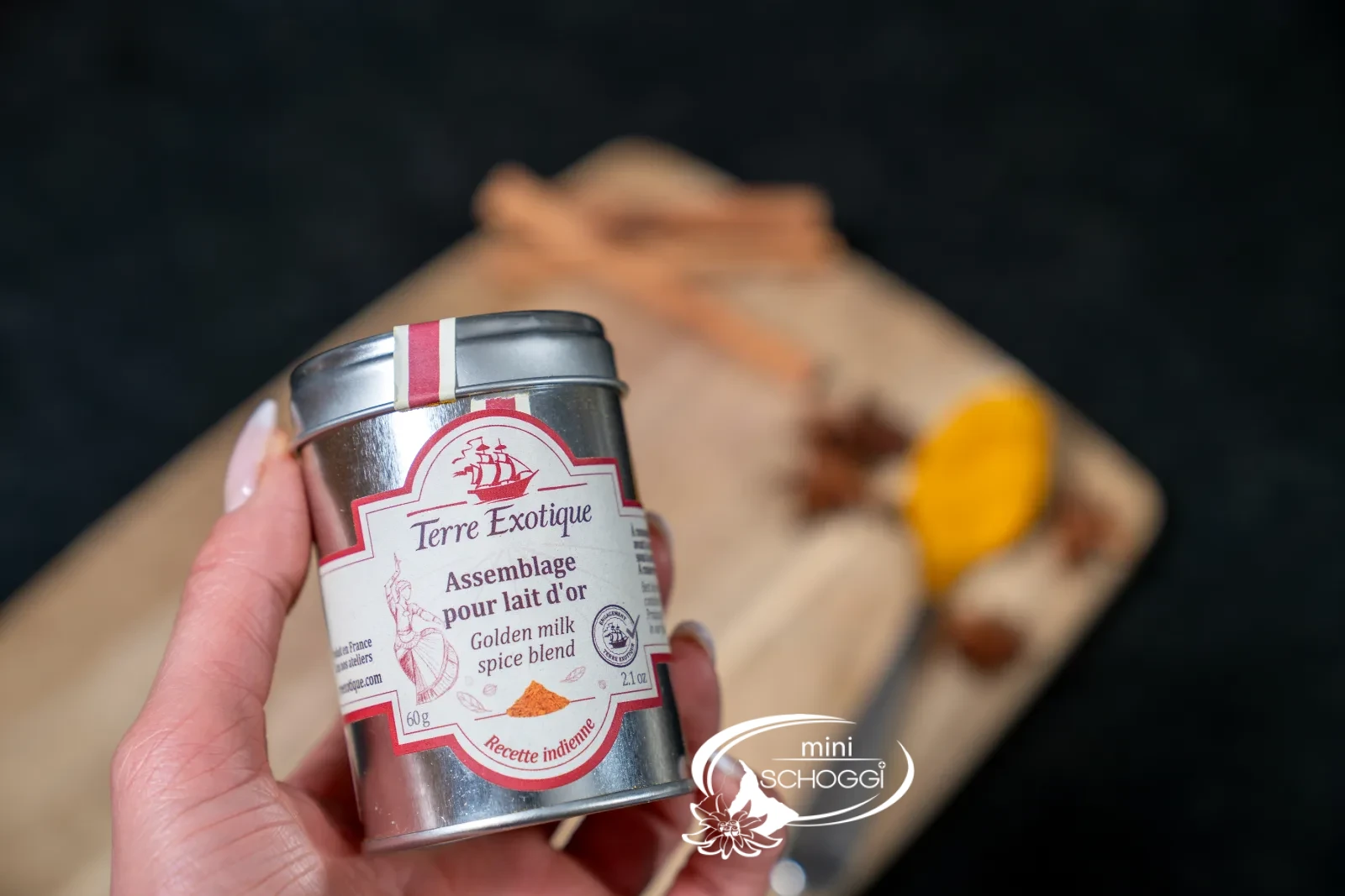 Dose mit der Golden Milk Gewürzmischung in der Hand