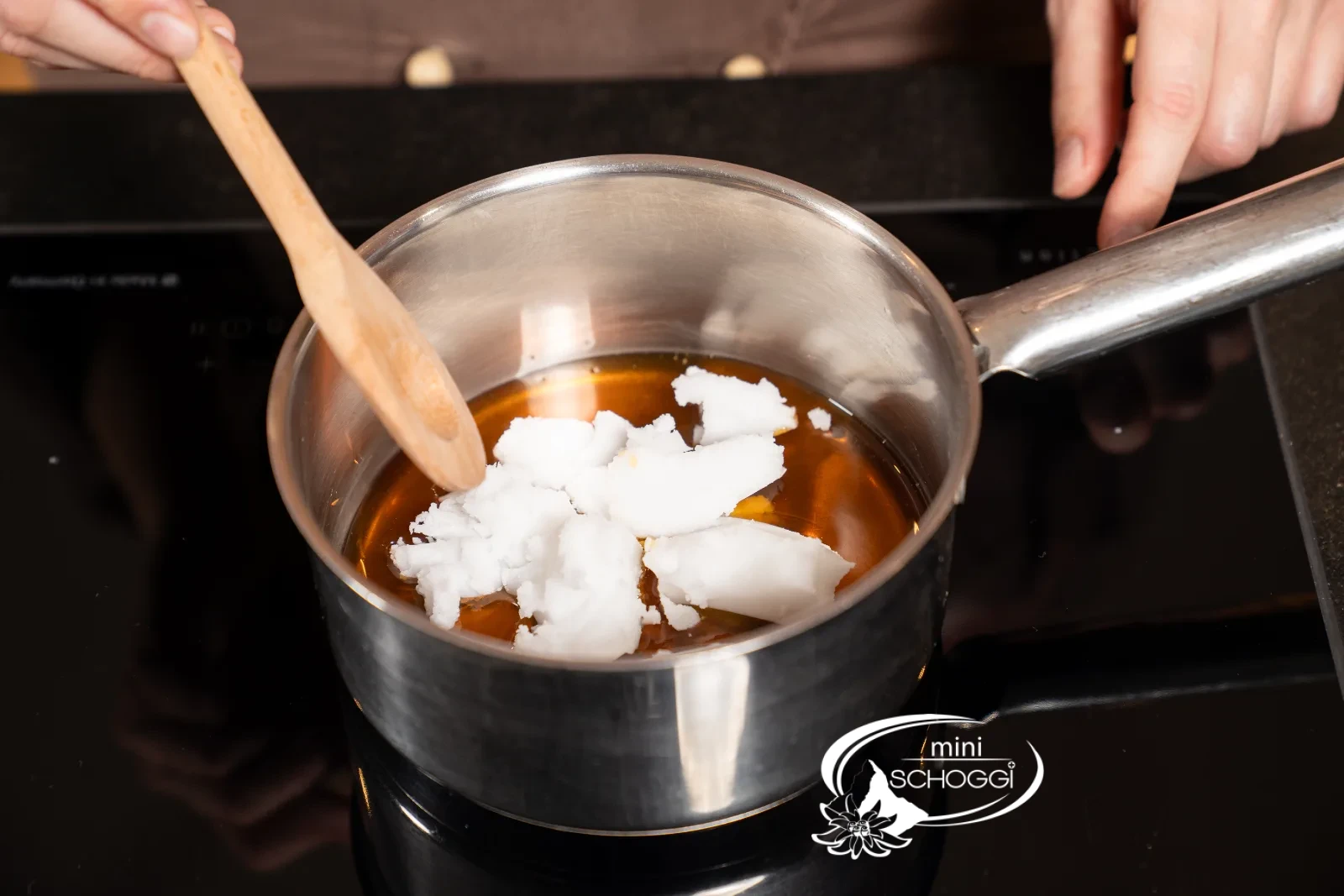 Miele e olio di cocco vengono scaldati in una padella finché il grasso è liquido