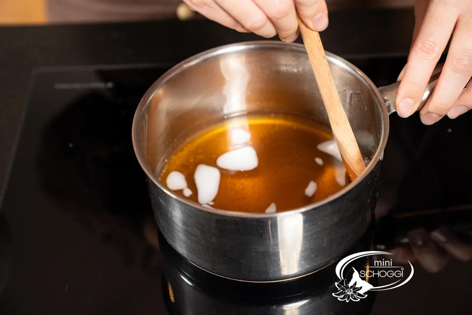 Miele e olio di cocco vengono scaldati in una padella finché il grasso è liquido