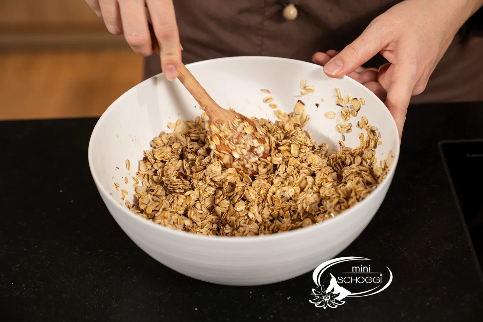 Fiocchi d'avena e noci vengono mescolati nella ciotola con il miele
