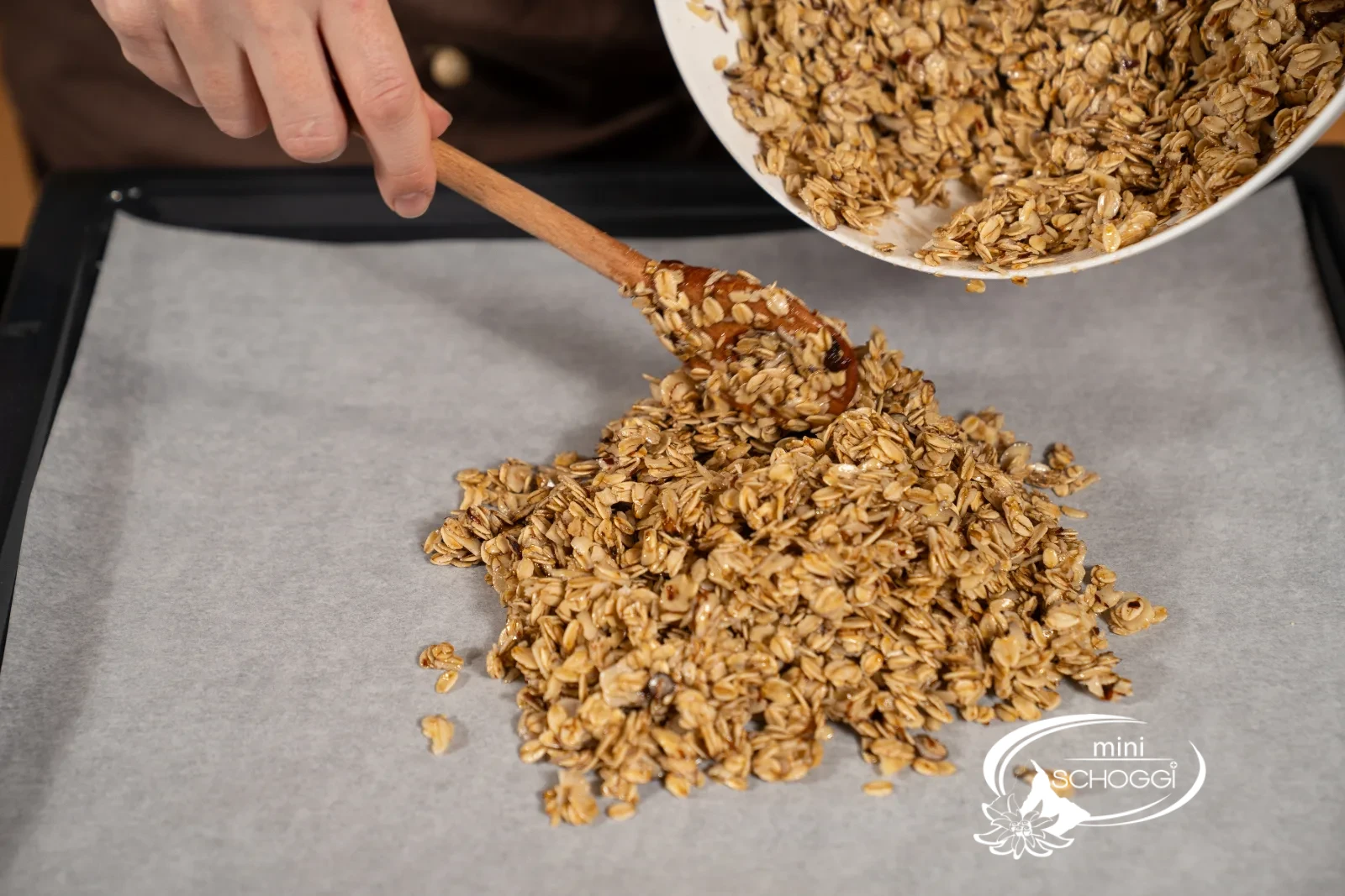 Granola sulla teglia, smossa con la spatola