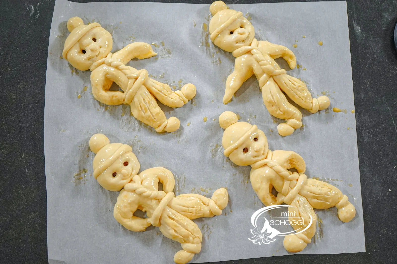 Cuoci gli omini di pasta lievitata per ca. 12-15 minuti fino a doratura nel forno preriscaldato a 180 °C ventilato. Poi lasciali raffreddare su una griglia da pasticceria – sono più buoni tiepidi.