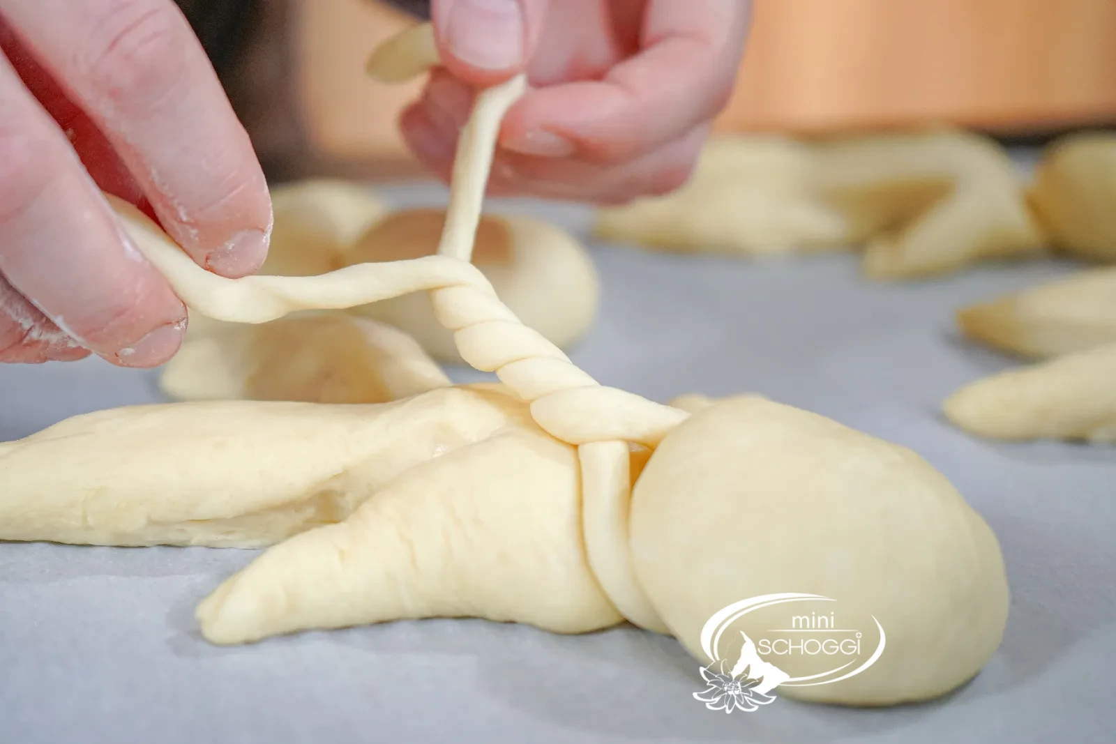 Un filoncino sottile di pasta viene attorcigliato a sciarpa