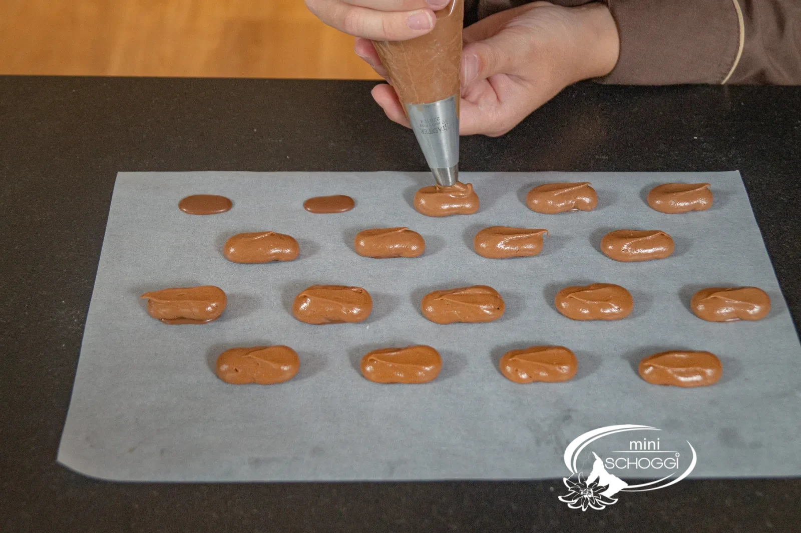 Reihen aufdressierter Ganache-Körper vor dem Überziehen