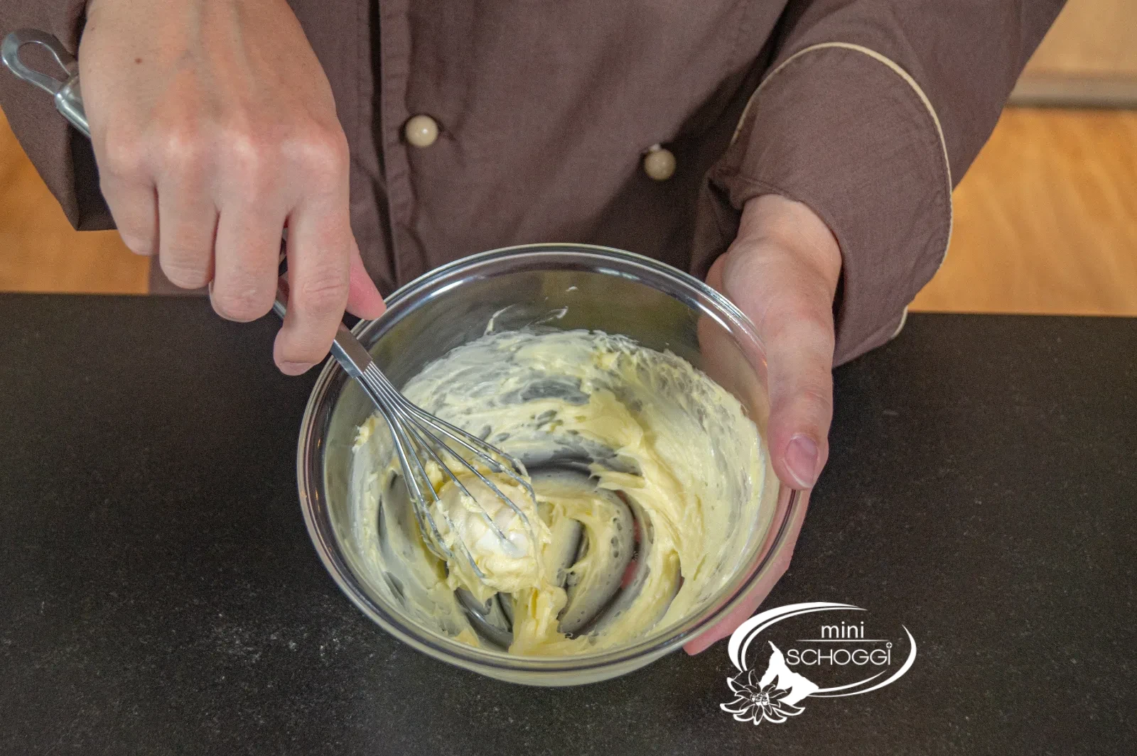 Butter und Schmelzfondant werden mit dem Schwingbesen glatt gerührt