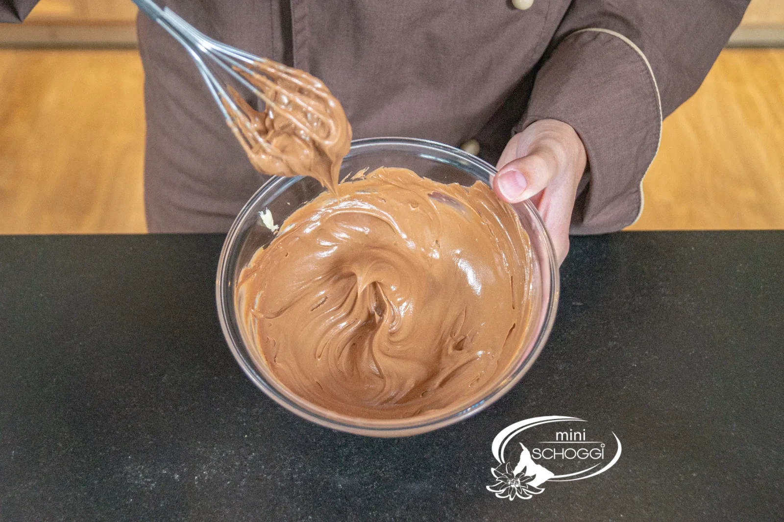 Fertige Butterganache, cremig und dressierfähig am Schwingbesen