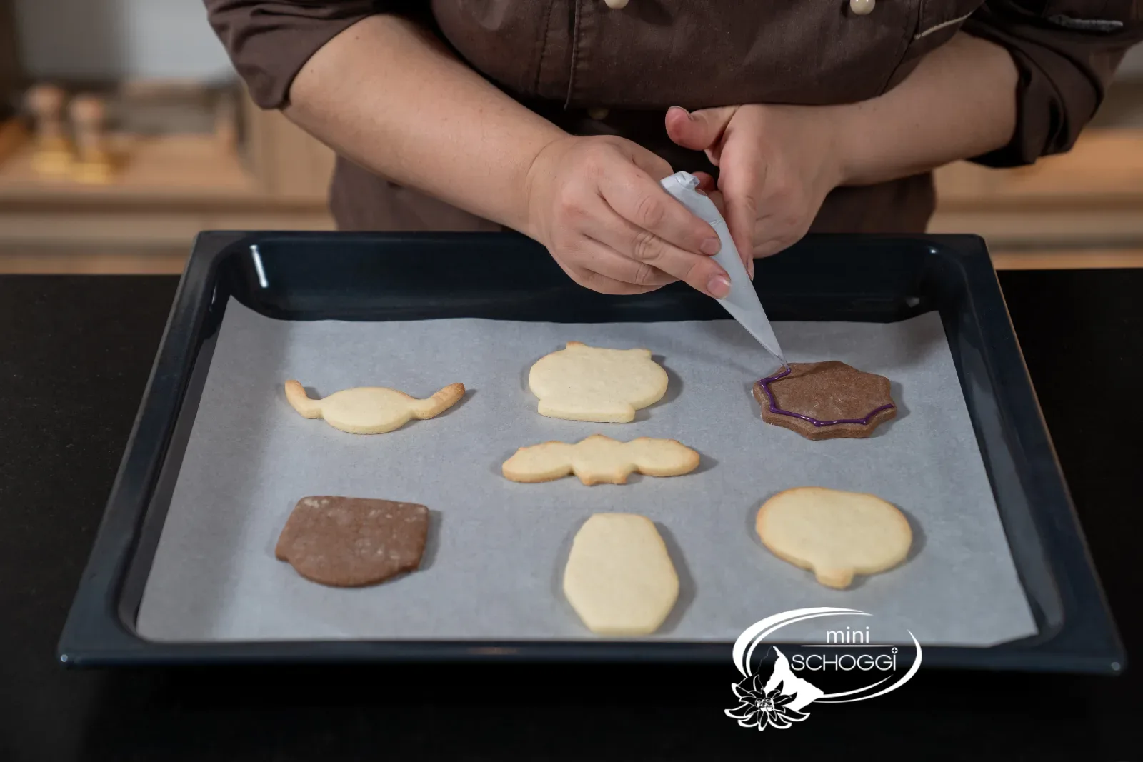 Konturen mit Royal Icing ziehen