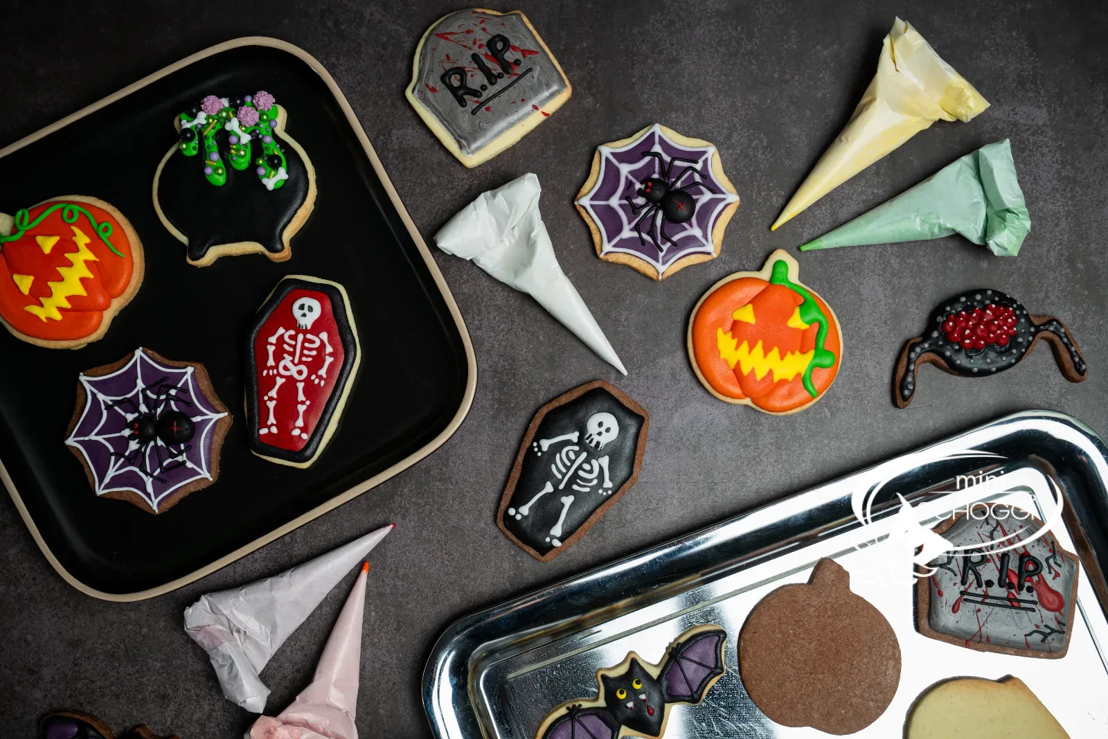 Halloween-Guetzli mit Royal Icing, Cornets und unverzierte Guetzli