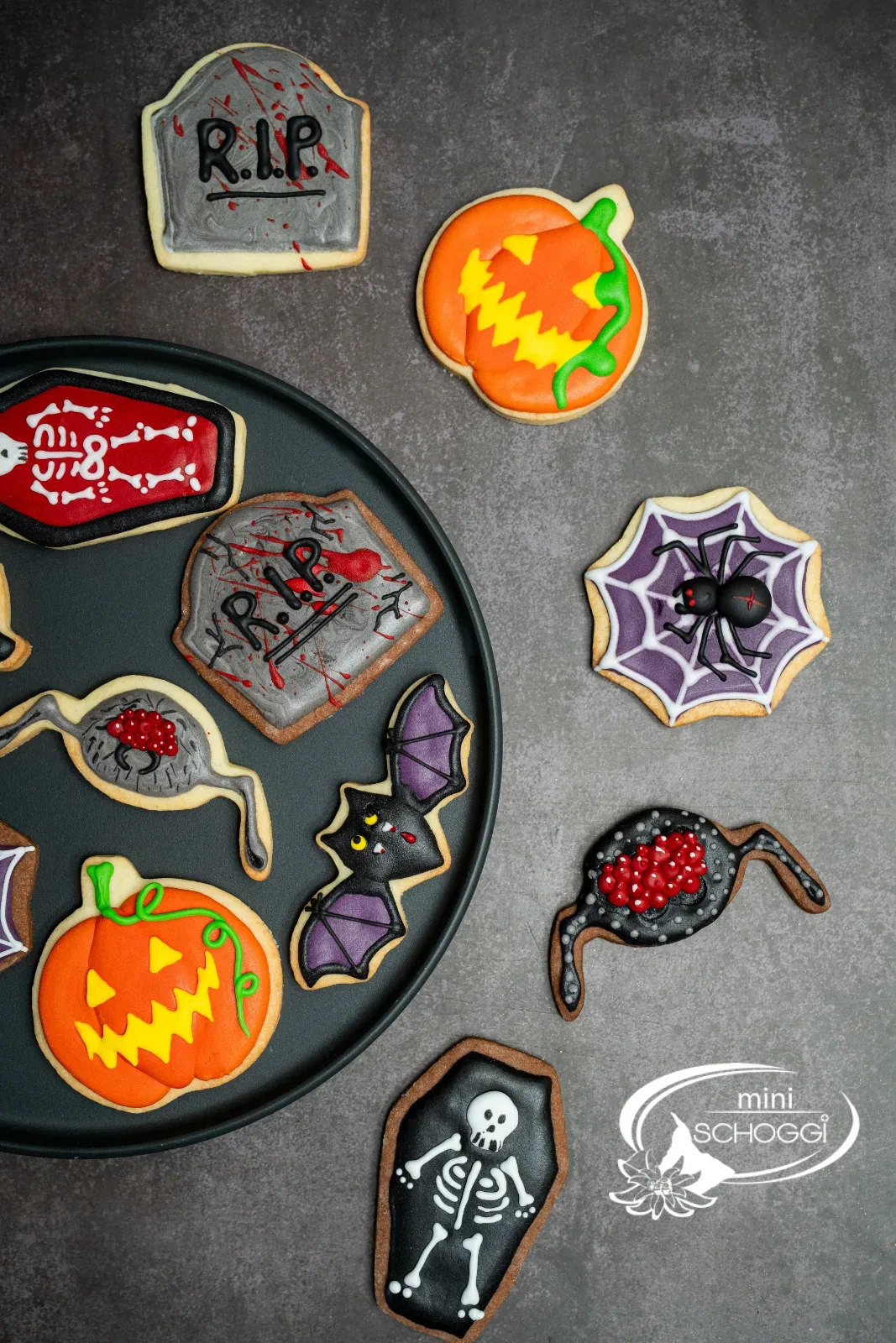 Nahaufnahme von Spinnennetz, Kürbis und Grabstein aus Royal Icing