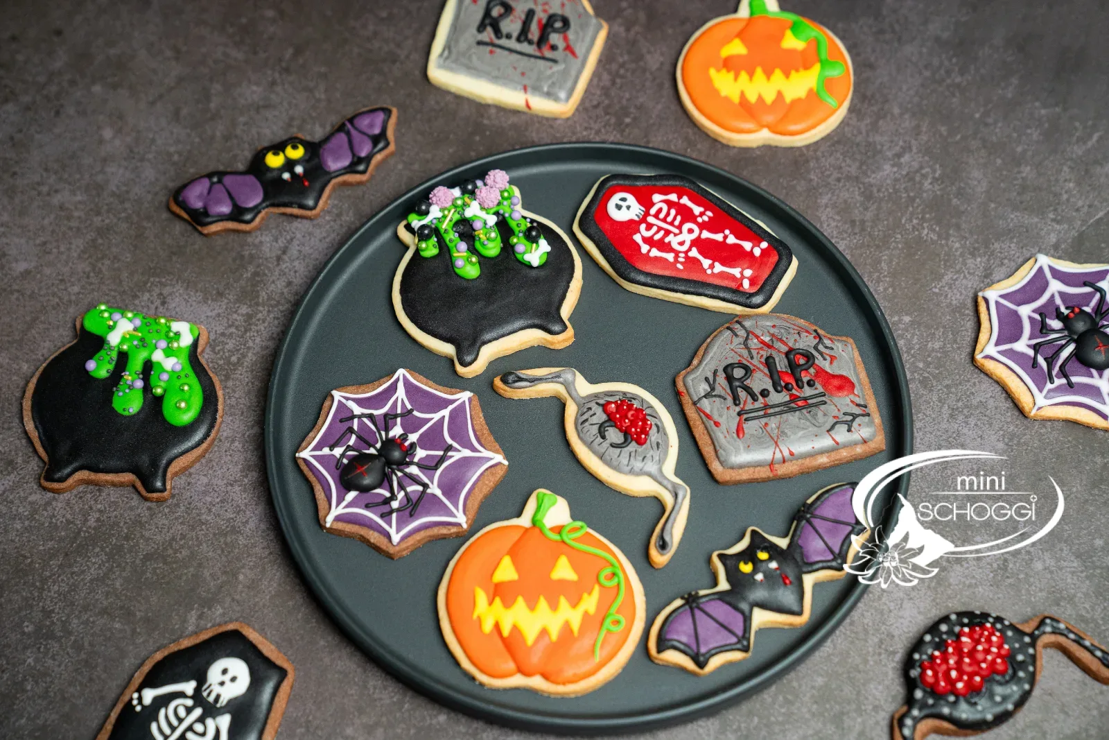 Teller mit verzierten Halloween-Guetzli von oben
