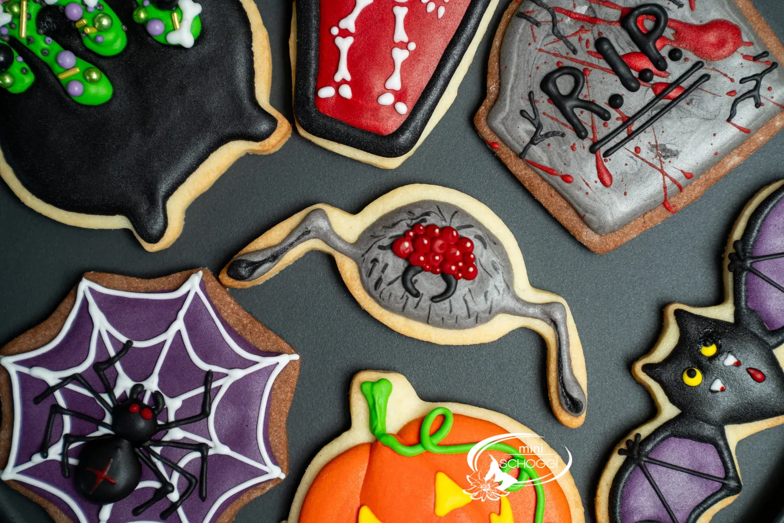 Halloween-Guetzli mit Skelett, Kürbis und Grabstein