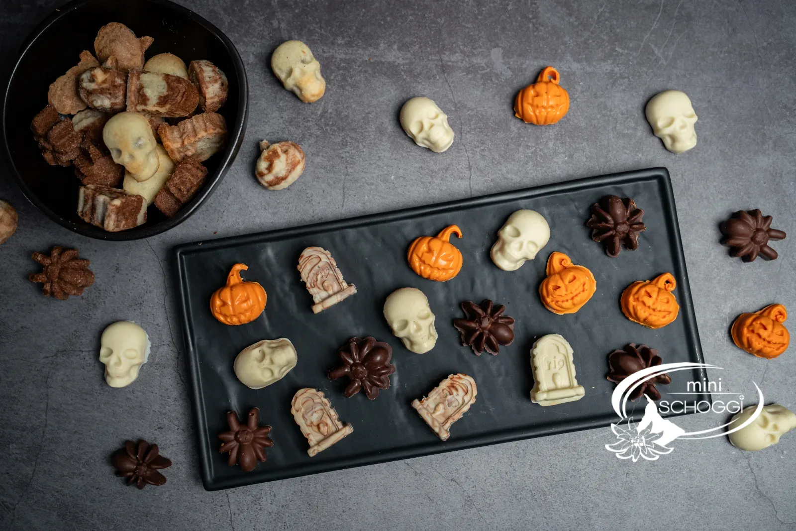Halloween-Schoggiguetzli auf Platte und in einer Schale