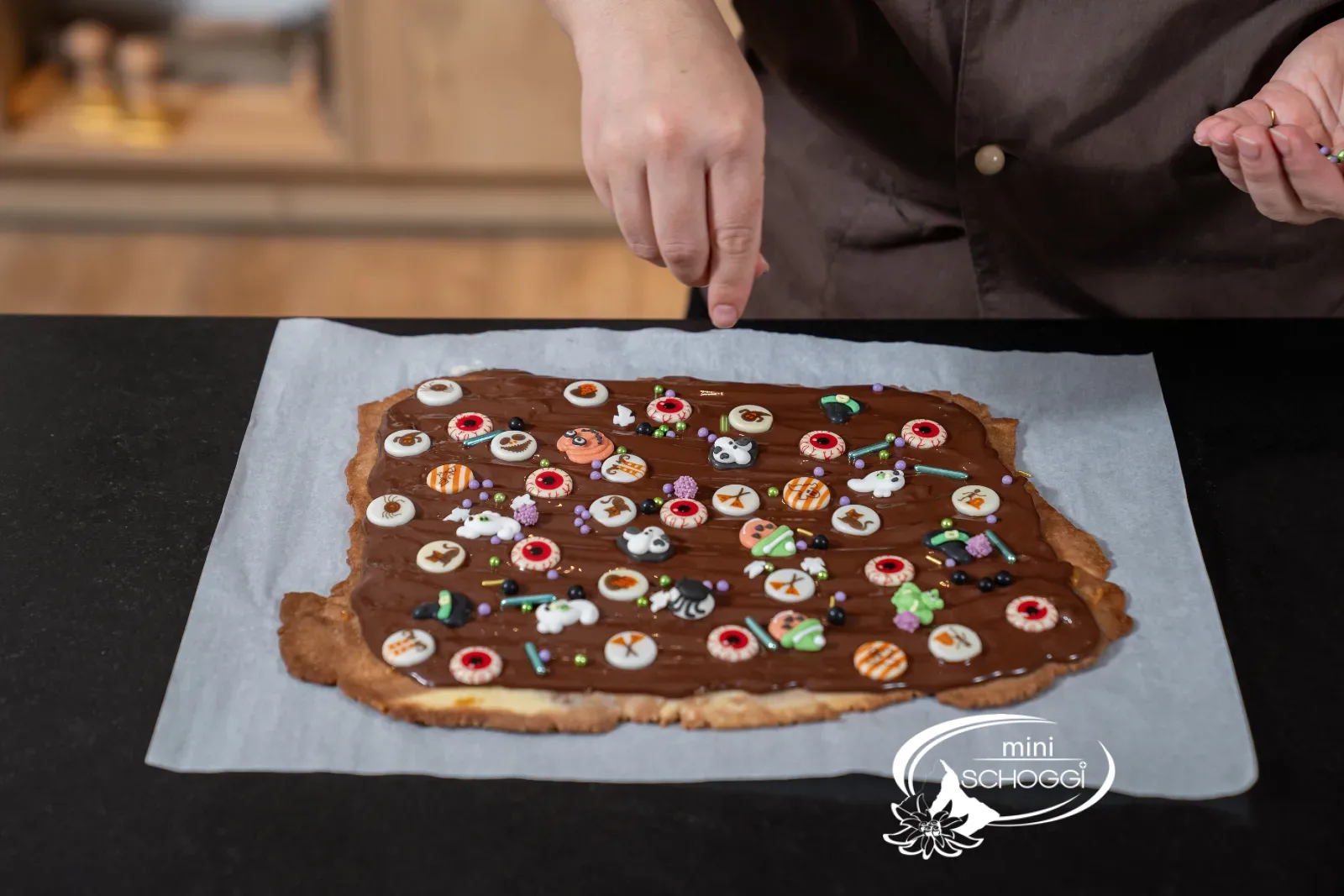 Bruchschokolade mit Halloween-Streuseln und Zuckerdeko