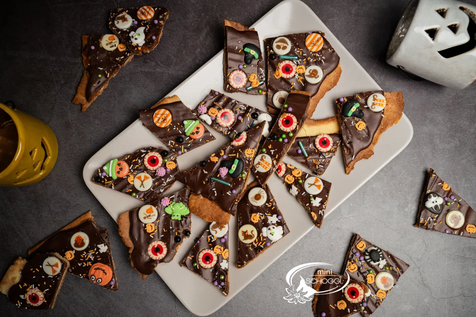 Stücke der Halloween-Bruchschokolade mit Kürbislaterne