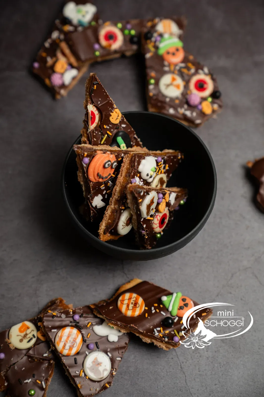Bruchstücke mit Zuckeraugen und Streuseln