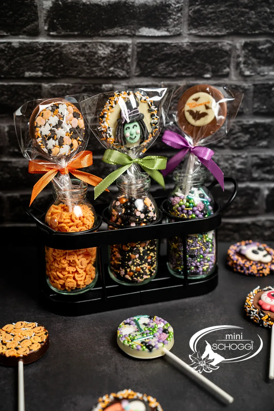 Halloween-Lollipops mit Streuselrand und Augapfel-Deko