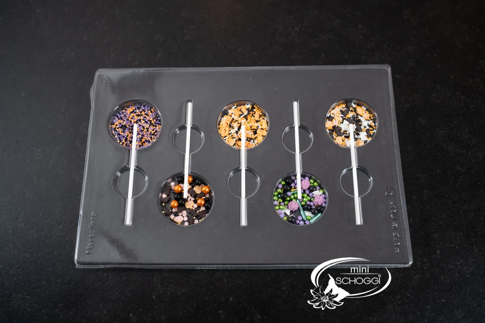 Lollipop-Form mit Streuseln und eingelegten Stielen