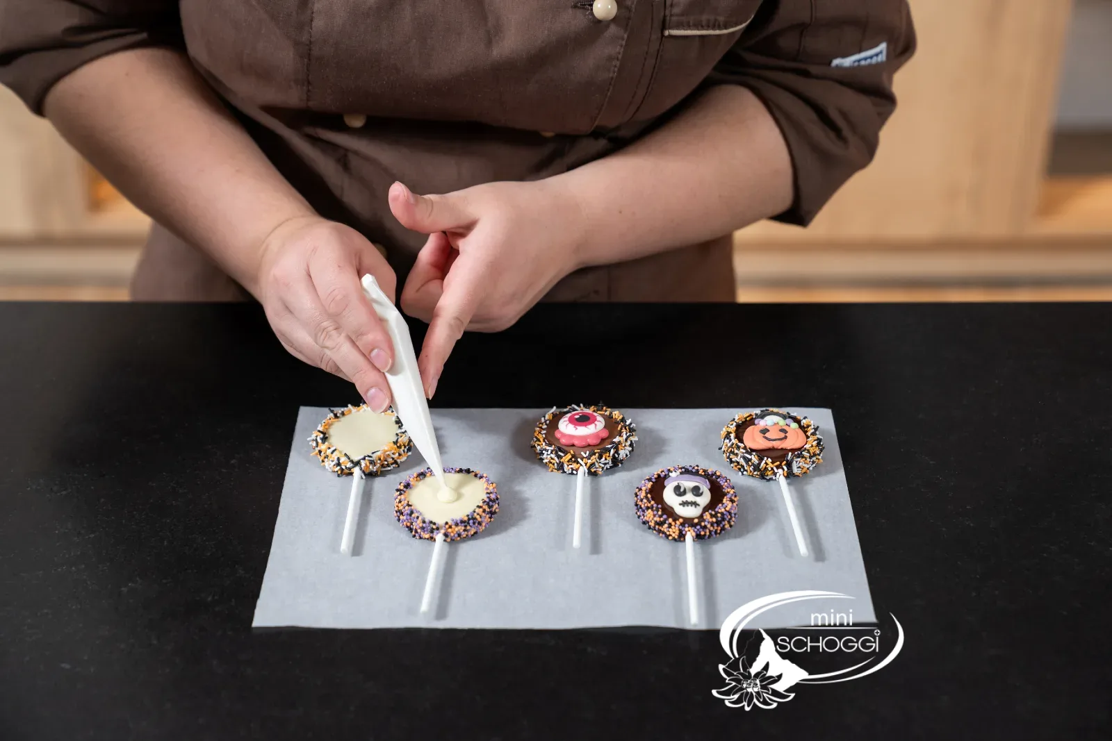 Tupfer Couverture als Kleber auf den Lollipop spritzen