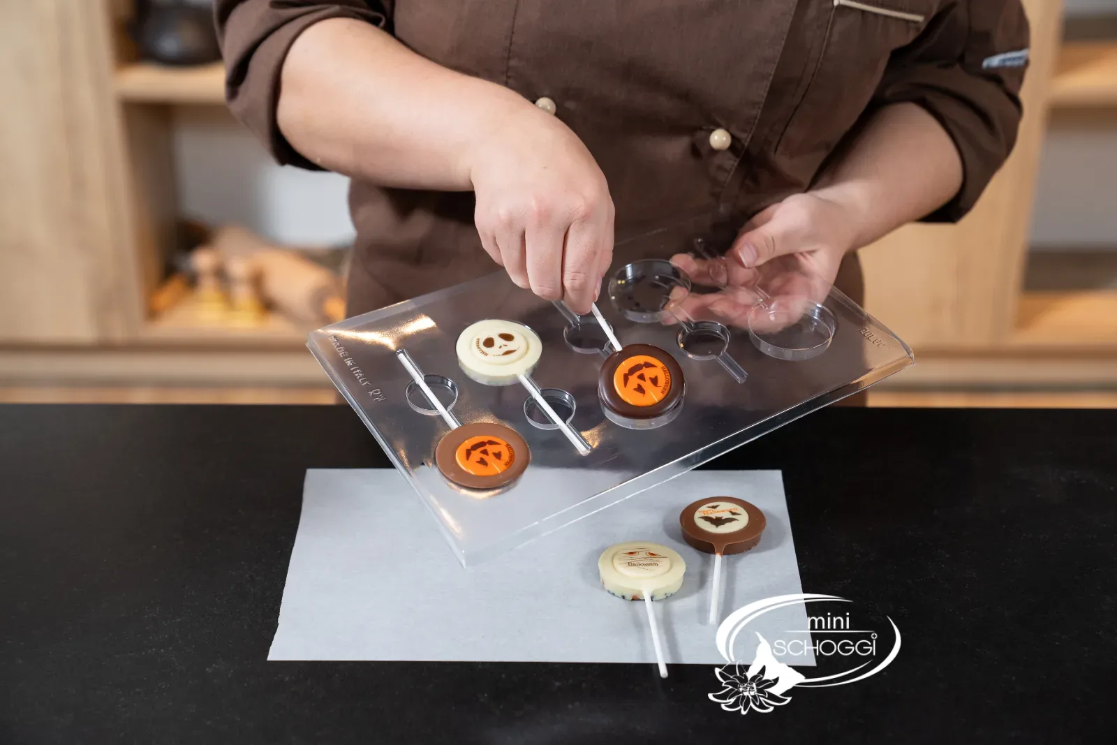 Fertige Halloween-Lollipops aus der Form lösen