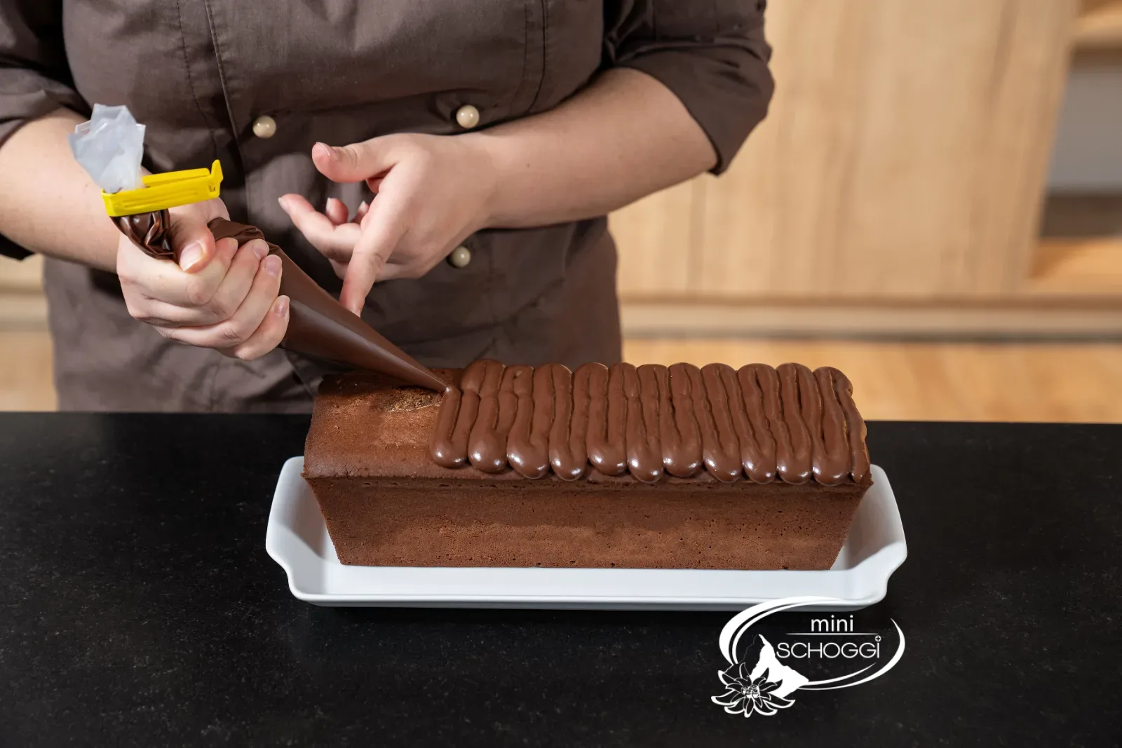Ganache auf den Kuchen spritzen