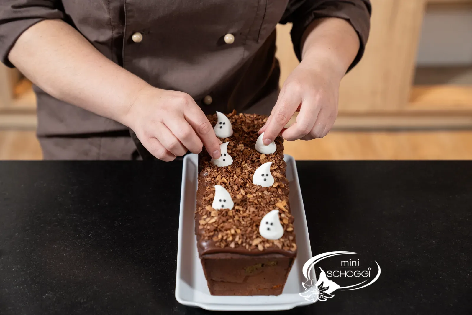 Zuckerdeko auf den Kuchen setzen