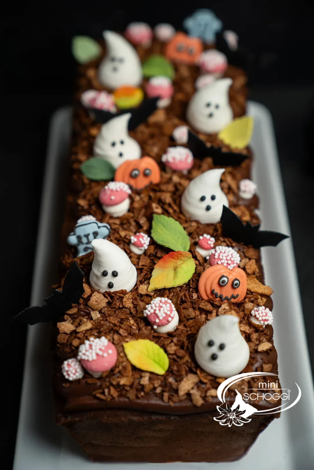 Halloween-Marmorkuchen mit Hüppen-Erde, Gespenstern und Pilzen
