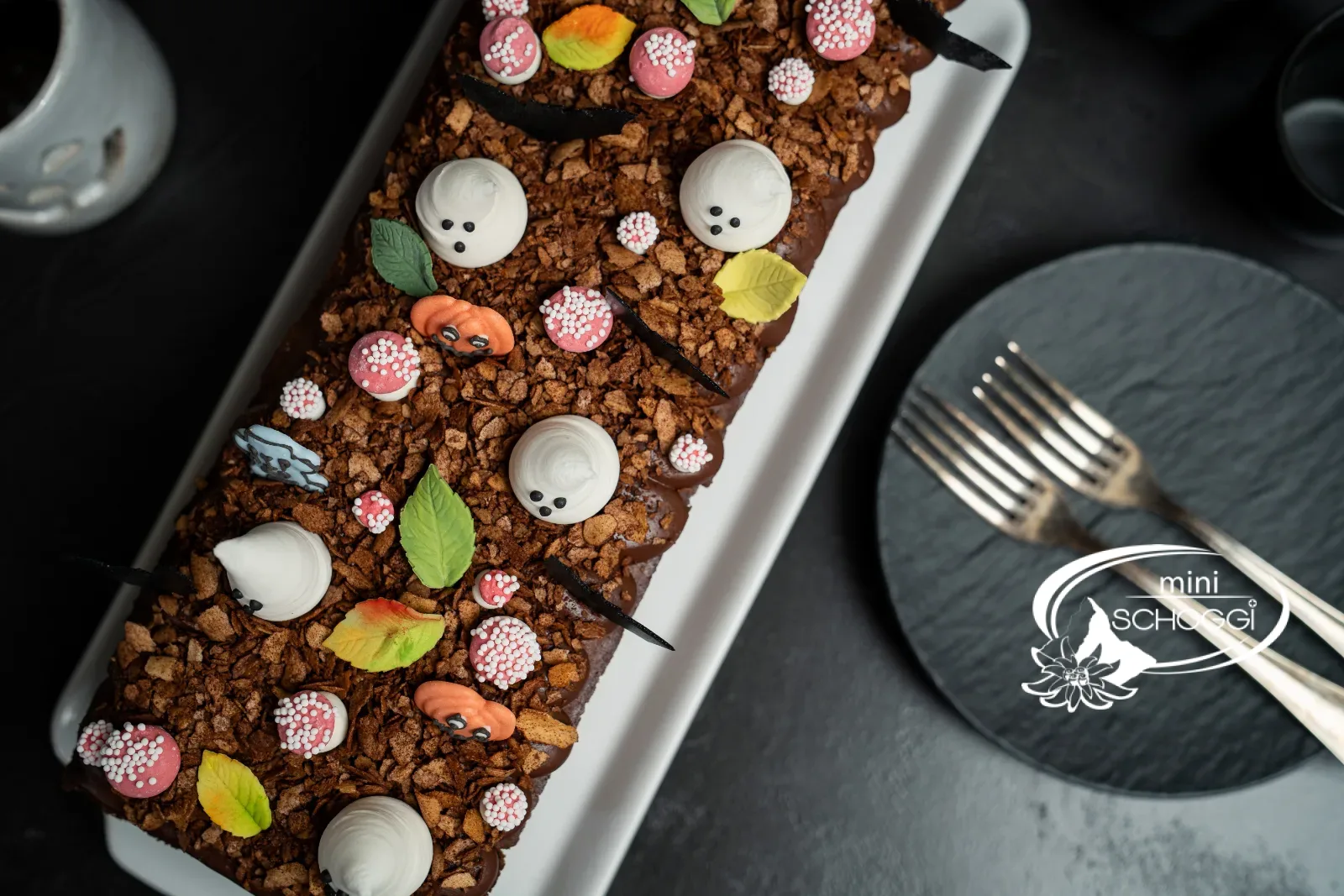 Halloween-Marmorkuchen von oben mit Gespenstern und Herbstblättern