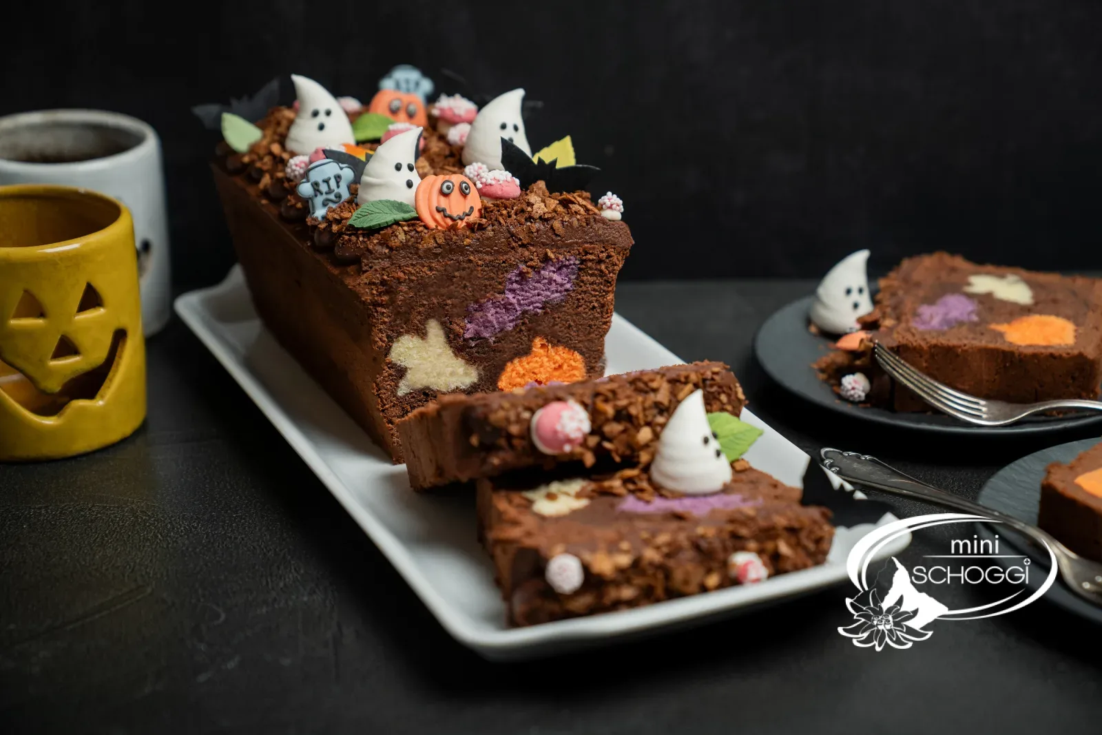 Angeschnittener Halloween-Marmorkuchen mit Gespenstern, Kürbissen und Fledermäusen im Inneren