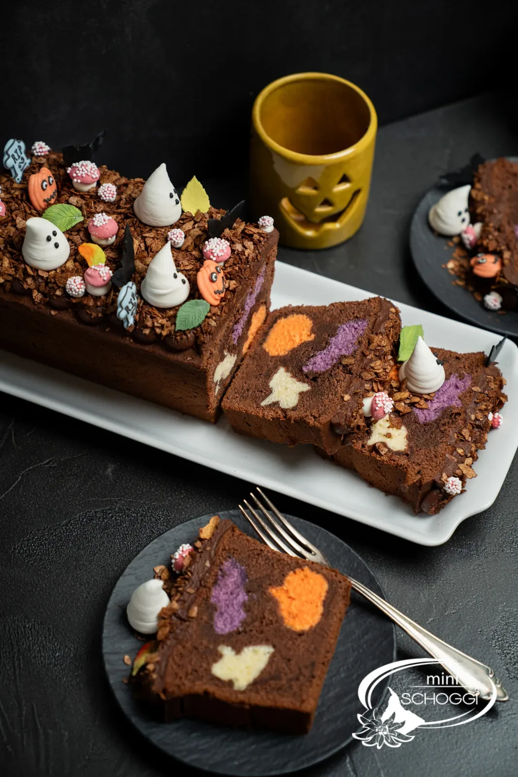 Kuchenscheiben mit bunten Halloween-Motiven von oben