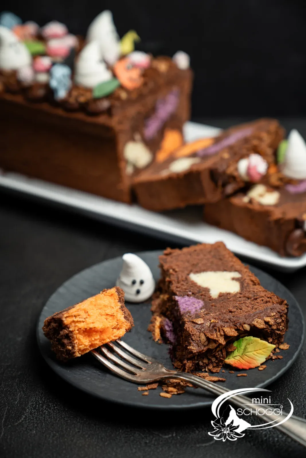 Halloween-Marmorkuchen mit Scheibe auf einem Teller