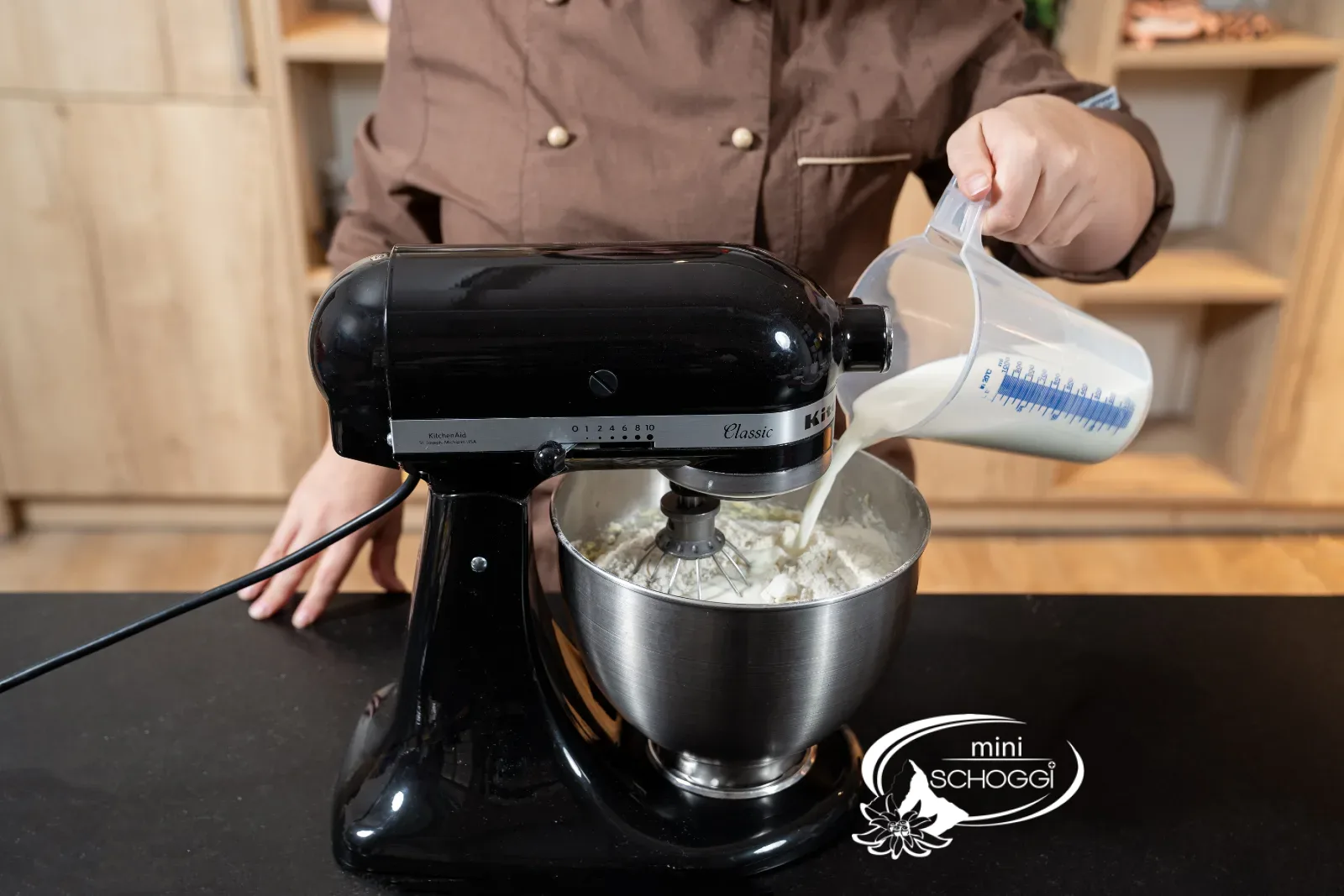 Milch zum Teig geben
