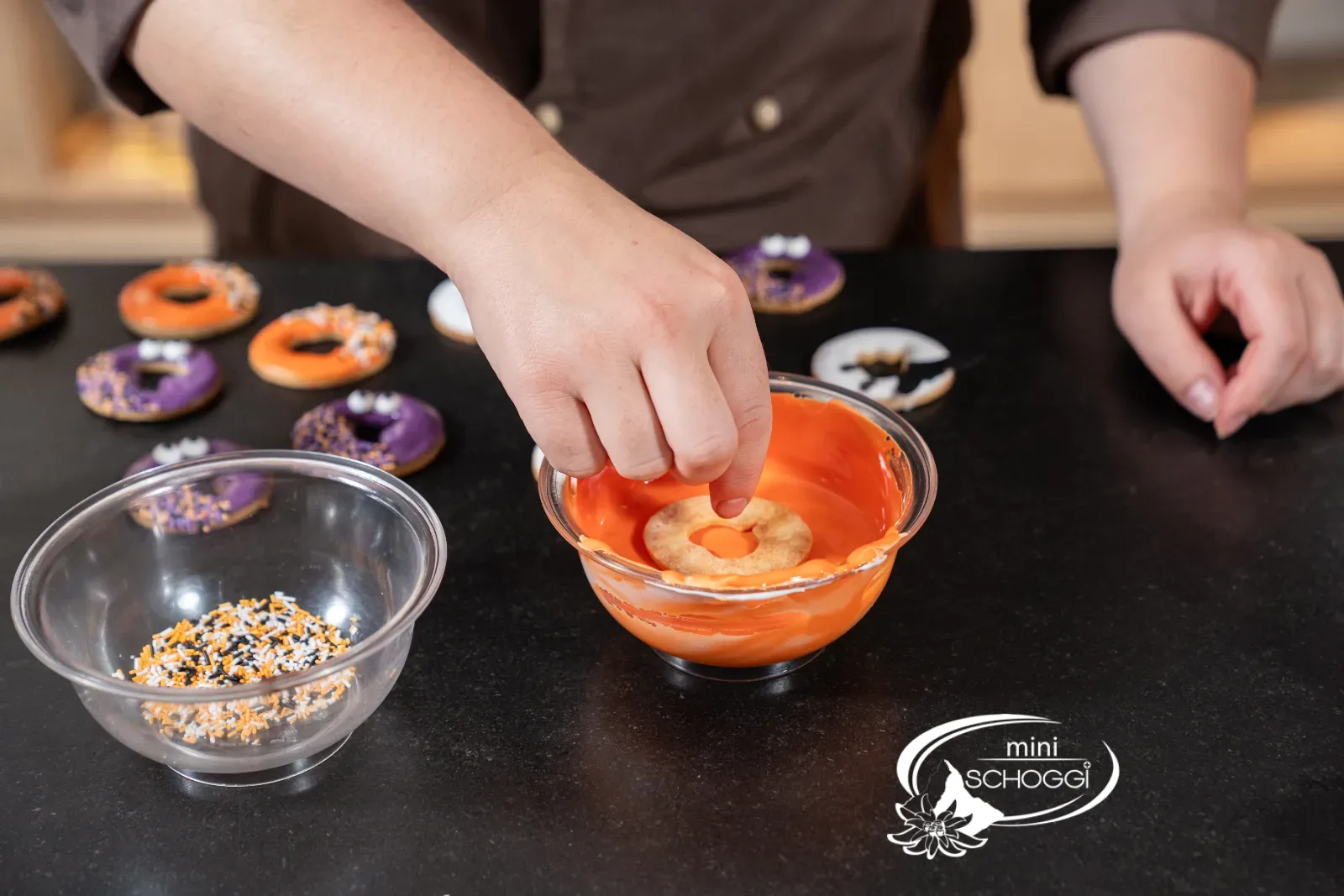 Deckel in orange Glasur tauchen