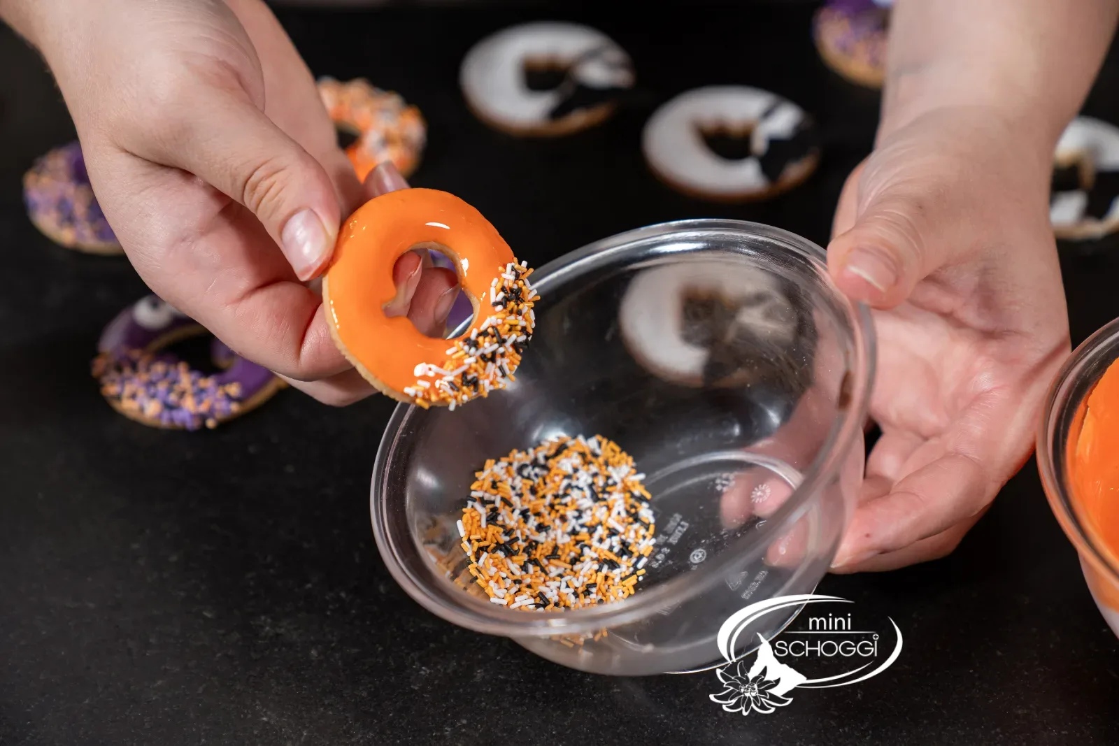 Glasierten Deckel am Rand in Halloween-Streusel tauchen