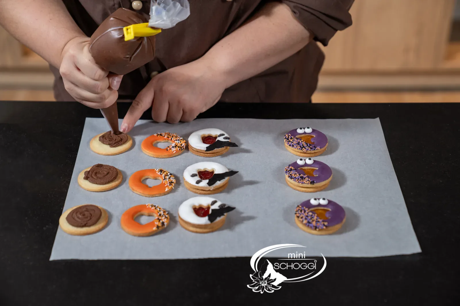 Ganache auf die Böden spritzen