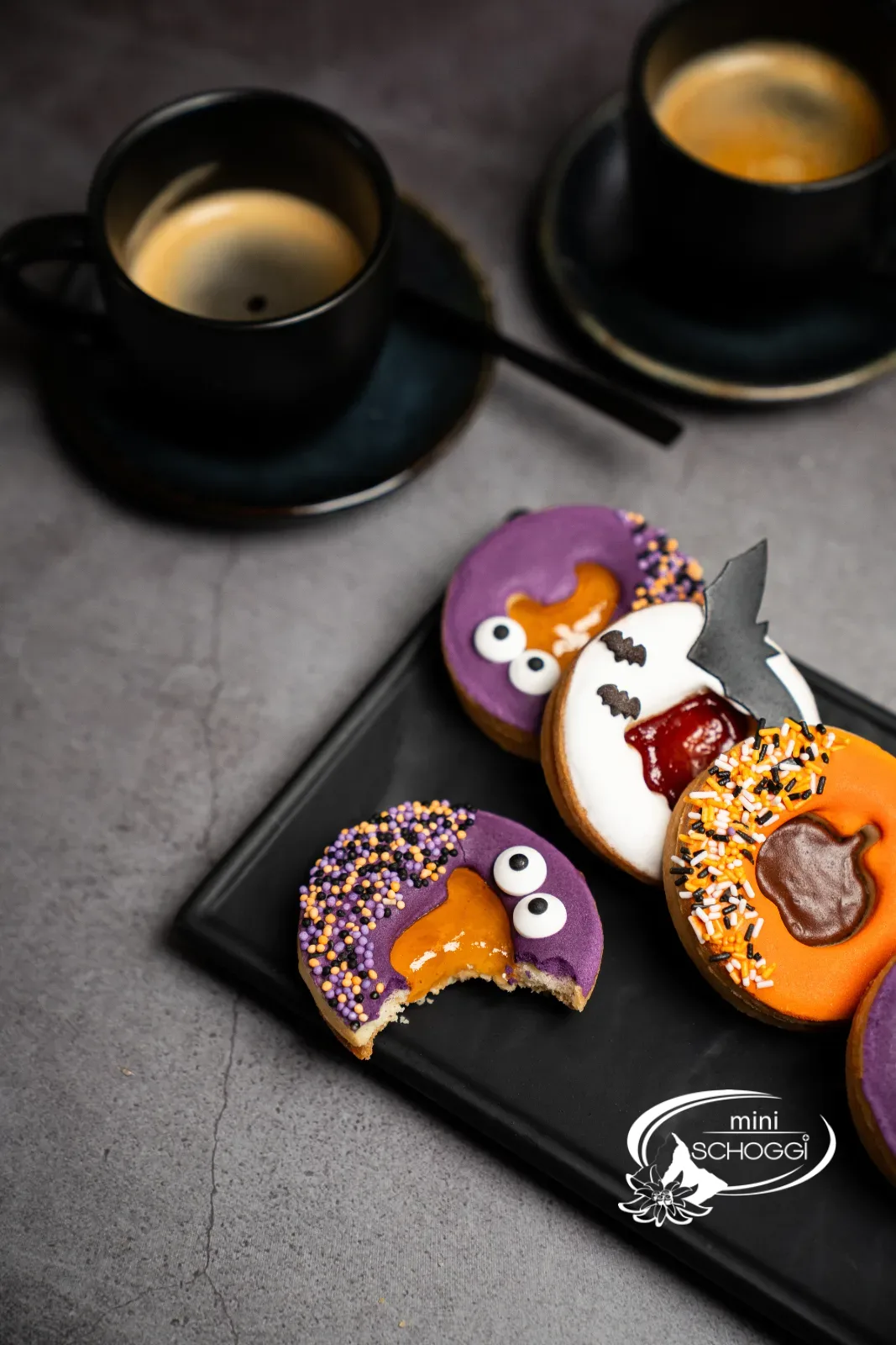 Glasierte Halloween-Spitzbuben mit Kaffee