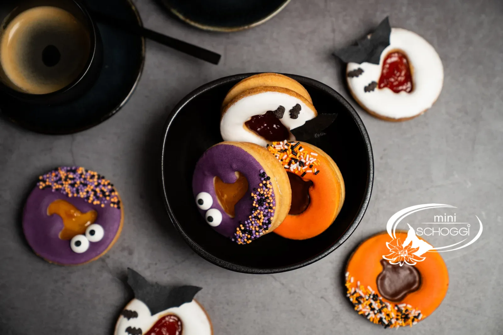 Halloween-Spitzbuben von oben mit Kaffee