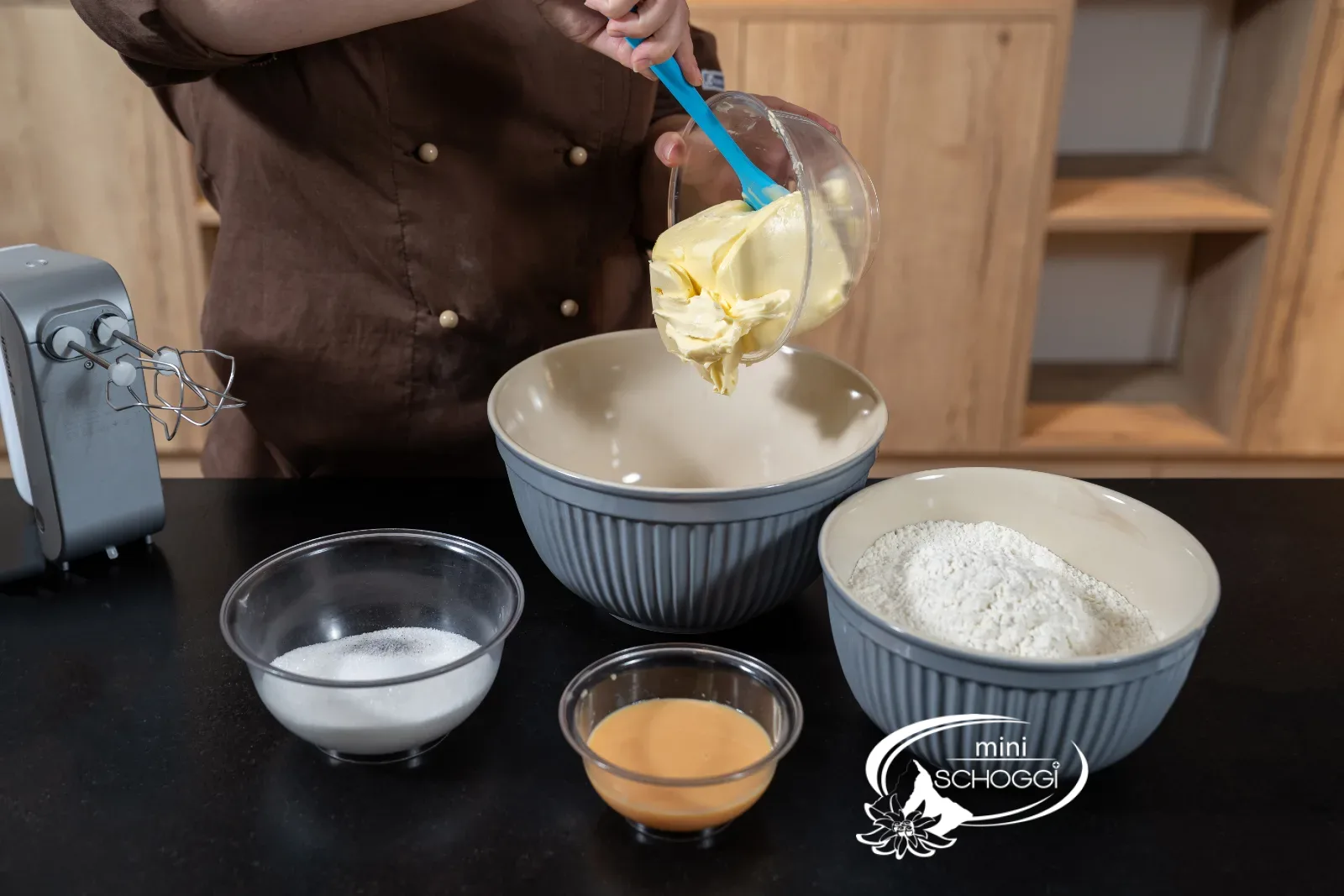 Zimmerwarme Butter kommt in die Rührschüssel