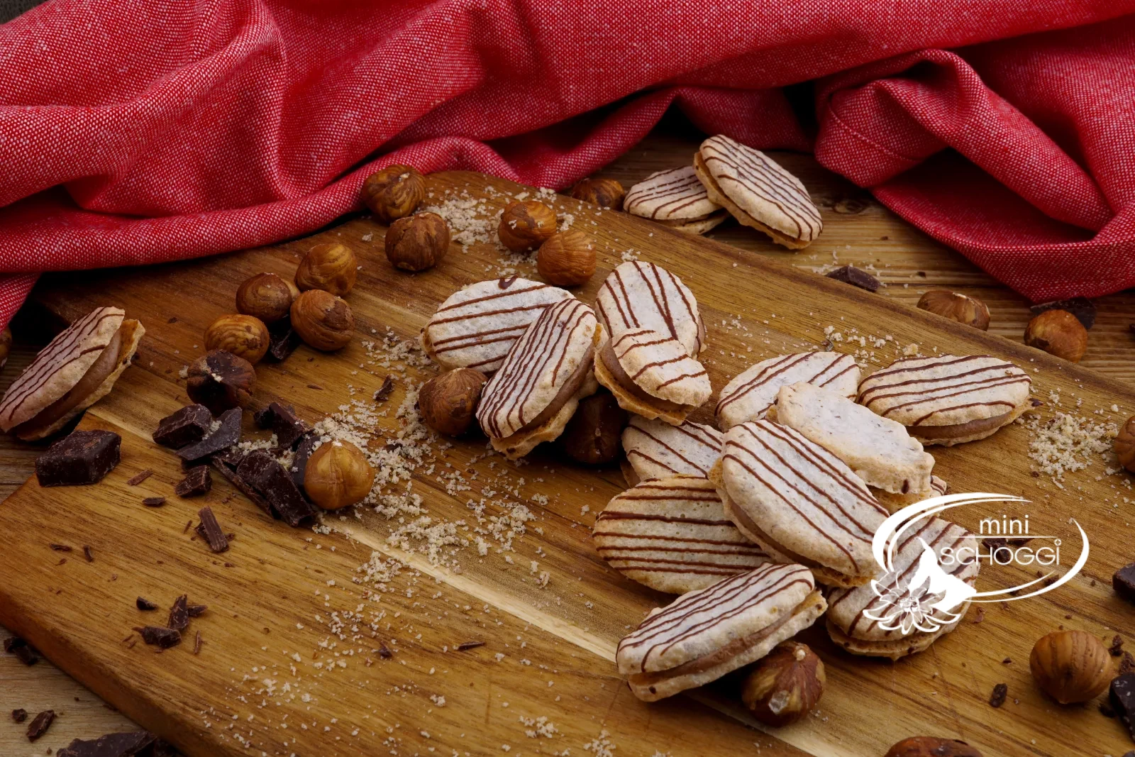 Lingue Japonais con striscia di cioccolato su un piatto, accanto nocciole intere