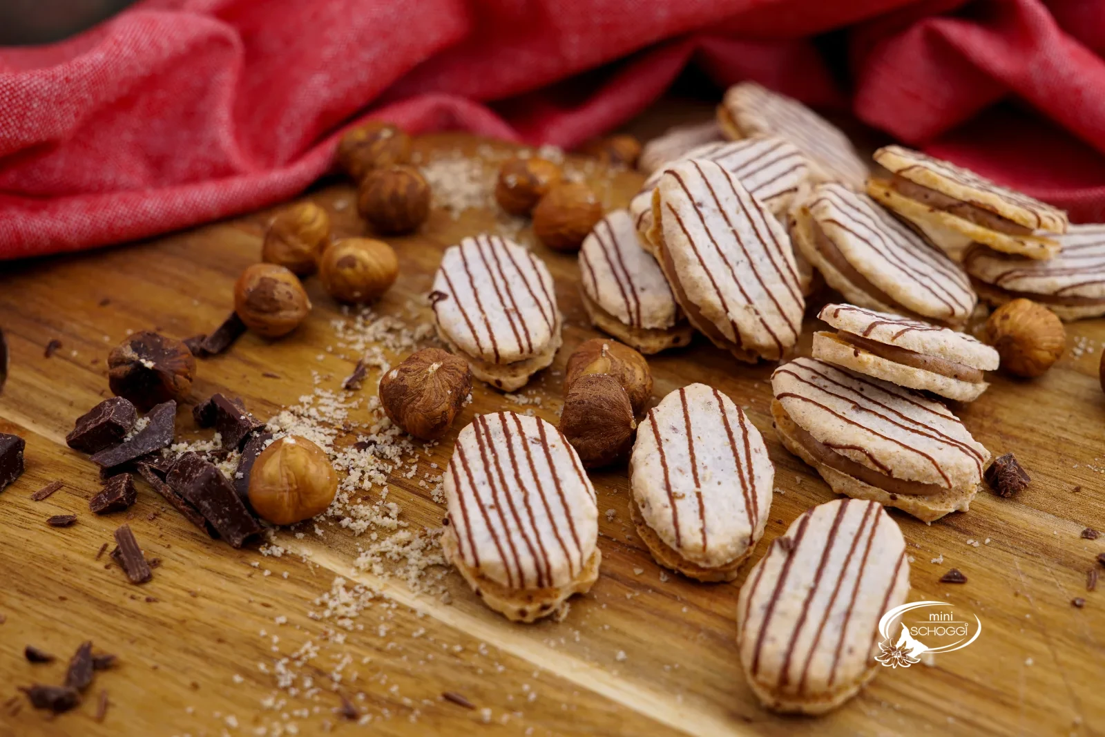 Japonais Züngli con strisce di cioccolato su un piatto, accanto nocciole intere