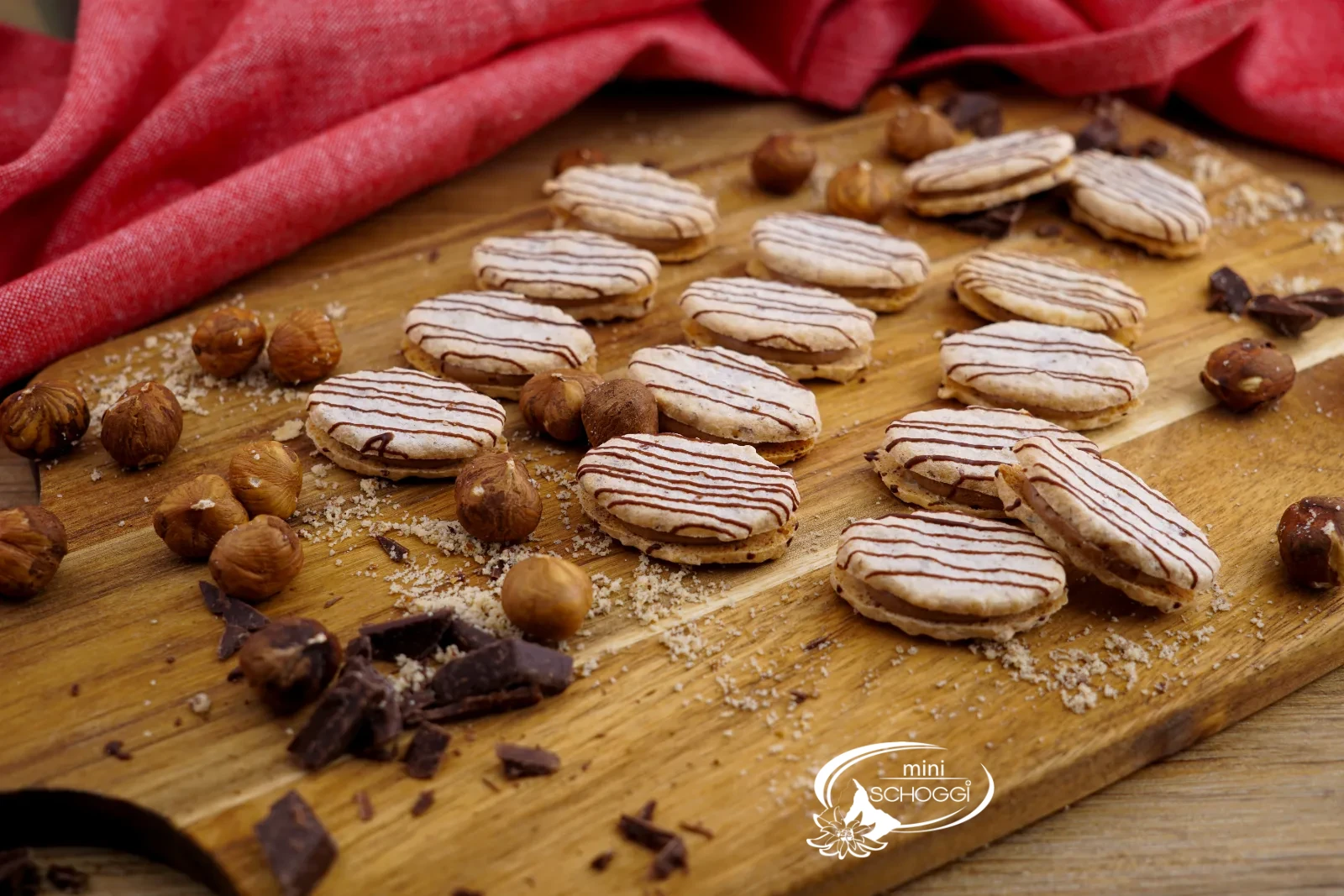 Japonais Züngli con strisce di cioccolato su un piatto, accanto nocciole intere