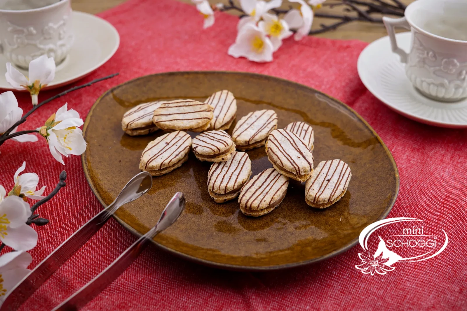 Japonais Züngli con strisce di cioccolato su un piatto, accanto nocciole intere