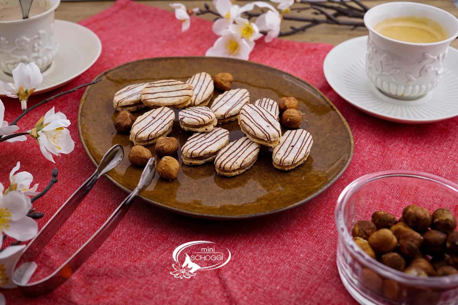 Japonais Züngli con strisce di cioccolato su un piatto, accanto nocciole intere